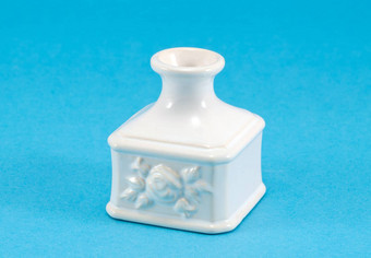 白色复古的陶瓷花瓶菜蓝色的背景