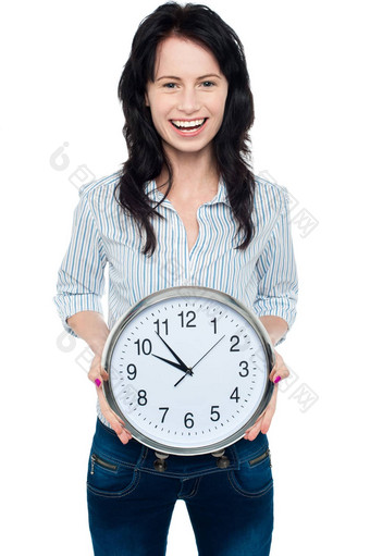 快乐的浅黑肤色的女人休闲展示墙时钟