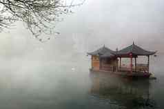 中国景观船多雾的河