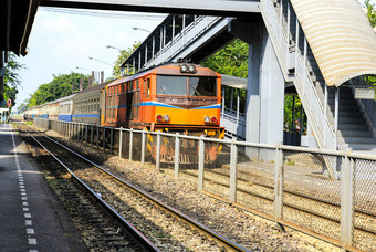 红色的橙色火车柴油机车曼谷铁路站