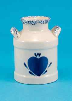陶瓷花瓶菜蓝色的心蓝色的背景