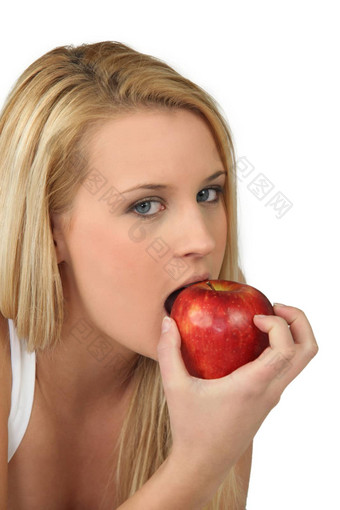 金发碧眼的女人吃红色的苹果