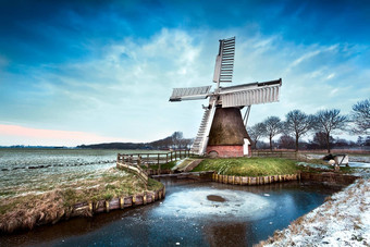 荷兰风车冬天