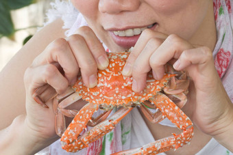 女孩<strong>吃</strong>螃蟹