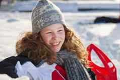 放松女孩冬天布红色的雪橇