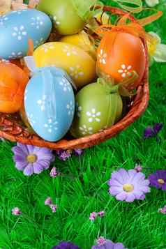 颜色复活节鸡蛋篮子绿色草