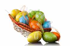 颜色复活节鸡蛋篮子孤立的白色前视图