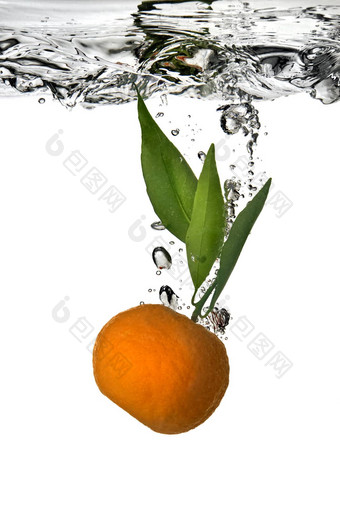 橘子下降了<strong>水泡</strong>沫白色