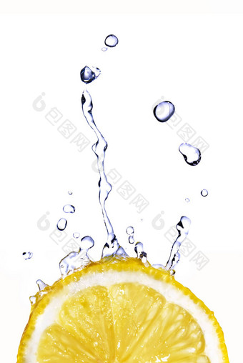 新鲜的水滴柠檬孤立的白色