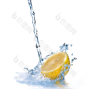 新鲜的水滴柠檬孤立的白色