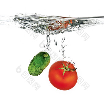 红色的番茄绿色黄瓜下降了水孤立的whi