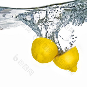 新鲜的柠檬下降了水泡沫孤立的白色