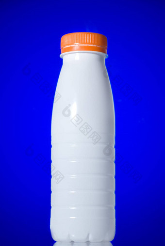 白色<strong>牛奶瓶</strong>孤立的蓝色的