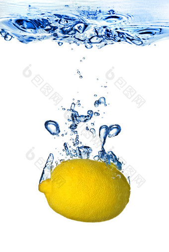 新鲜的柠檬下降了水泡沫孤立的白色