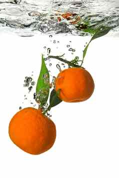 橘子下降了水泡沫白色