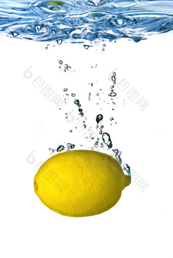 新鲜的柠檬下降了<strong>水泡</strong>沫孤立的<strong>白色</strong>