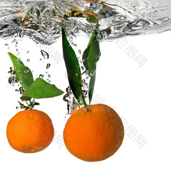 橘子下降了水泡沫白色