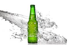 绿色啤酒瓶水飞溅孤立的白色