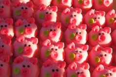 粉红色的猪杏仁糖沙漠