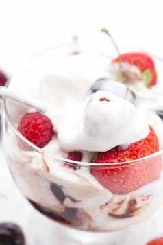 冰奶油樱桃树莓草莓勺子隔离