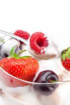 冰奶油樱桃树莓草莓勺子隔离
