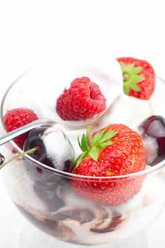 冰奶油樱桃树莓草莓孤立的