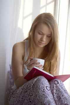 女孩窗口窗台上杯阅读书