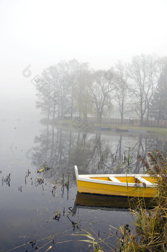 秋天湖景观船雾