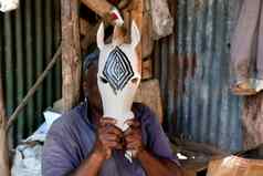 肯尼亚非洲12月男人。雕刻数据木