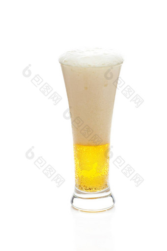 光啤酒泡沫高玻璃孤立的白色