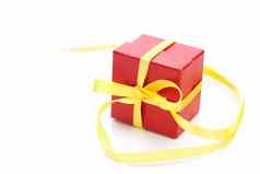 红色的礼物盒子黄色的丝带孤立的白色