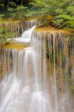 美丽的级联瀑布长满青苔的岩石热带雨林泰国