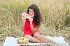 女人小麦场吃西瓜野餐