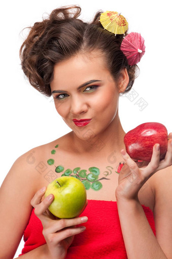 关闭肖像年轻的情感女人苹果