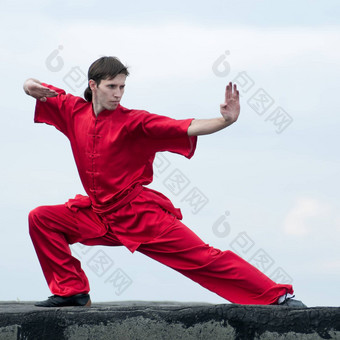 wushoo男人。红色的实践武术艺术