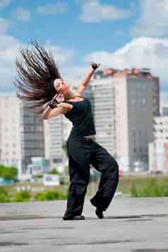 美丽的女孩跳舞嘻哈城市景观