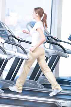年轻的女人健身房锻炼运行