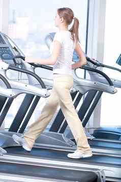 年轻的女人健身房锻炼运行