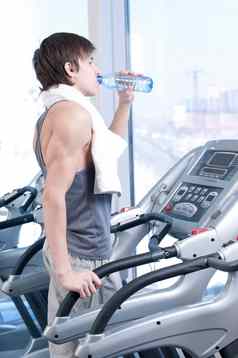 男人。健身房喝水