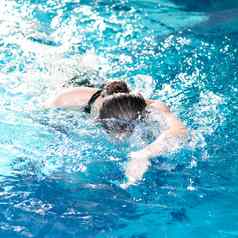 游泳运动员女人执行爬中风
