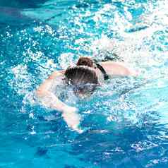 游泳运动员女人执行爬中风