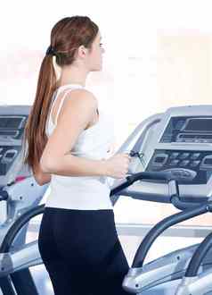 年轻的女人运行健身房