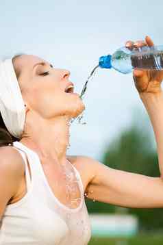 女人喝水在户外体育运动