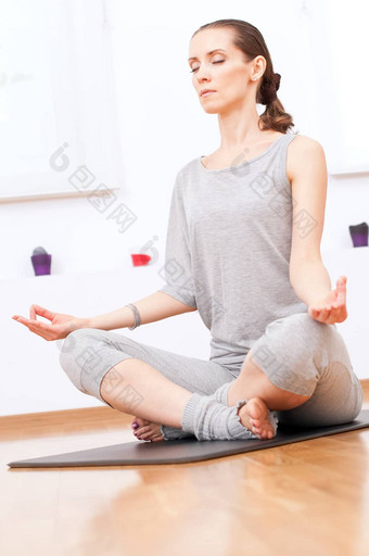 女人伸展运动瑜伽锻炼体育<strong>运动健身</strong>房