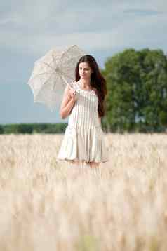 孤独的女人走小麦场定时