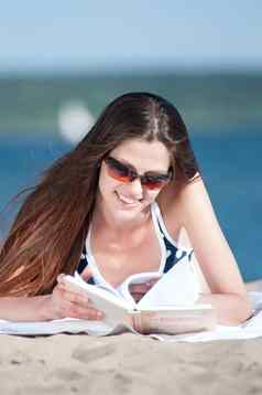 女人阅读书海滩