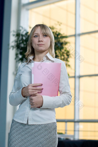 年轻的女商人文件夹纸<strong>游说</strong>团体