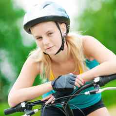 年轻的微笑女人自行车