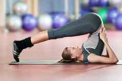 女人伸展运动健身锻炼体育运动健身房瑜伽