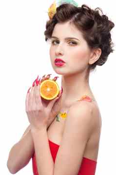 关闭肖像美女人水果身体艺术橙色